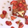 Arreglos frutales a domicilio Quito para San Valentín. Regalos con frutas y chocolate que sorprenden sin salir de casa. Entrega en Quito.
